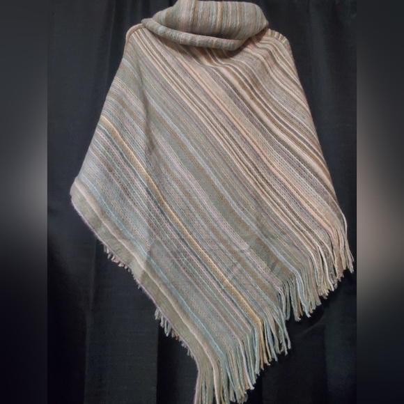 NWT Fringed pastel knit poncho with turtleneck mimics anthropologie brand - Picture 6 of 6